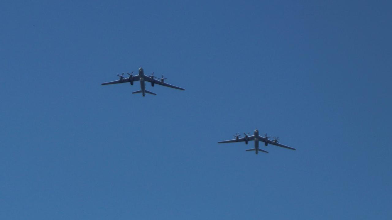 Экипажи самолетов Северного флота осуществили первую в истории дозаправку в воздухе у Северного полюса